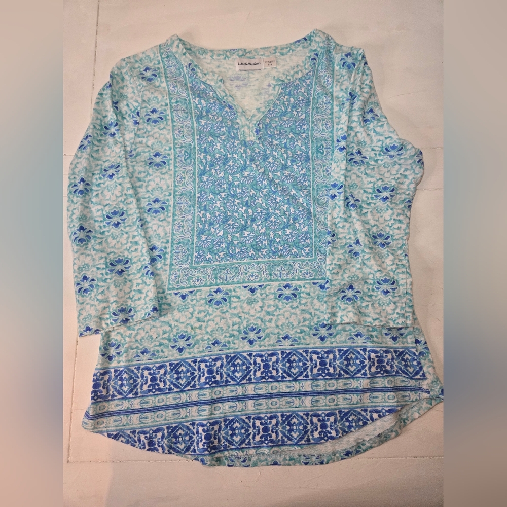 I.B. Diffusion printed tunic.  3/4 sleeve V-Neck.   Blue and white Size Medium